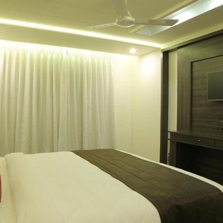 Hotel Roma Kristo Dwārka Bagian luar foto