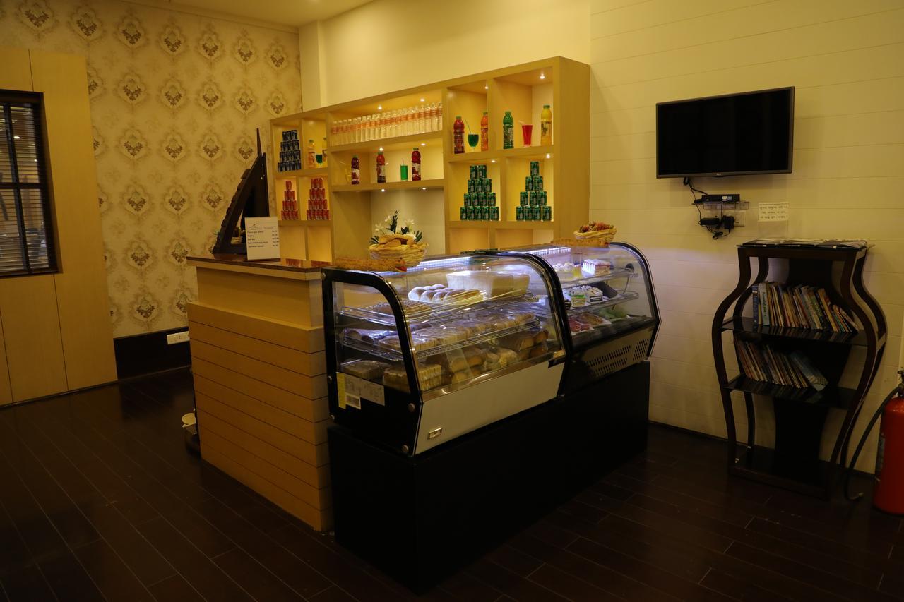 Hotel Roma Kristo Dwārka Bagian luar foto
